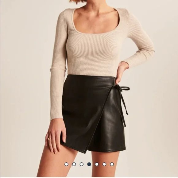 ✨ Abercrombie & Fitch Black Vegan Faux Leather Mini Skort XS - Picture 1 of 8